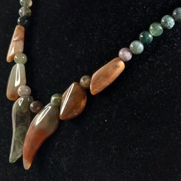 Beaded Polished Stone Chili Pepper Design Center Multiple shades Green Necklace - Picture 2 of 7